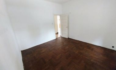 VENTA CASA 4 AMB CON PATIO Y COCHERA QUILMES