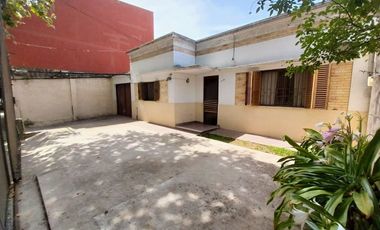 VENTA CASA 4 AMB CON PATIO Y COCHERA QUILMES