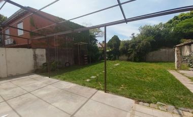 VENTA CASA 4 AMB CON PATIO Y COCHERA QUILMES