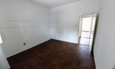 VENTA CASA 4 AMB CON PATIO Y COCHERA QUILMES
