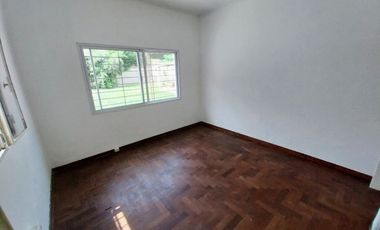 VENTA CASA 4 AMB CON PATIO Y COCHERA QUILMES