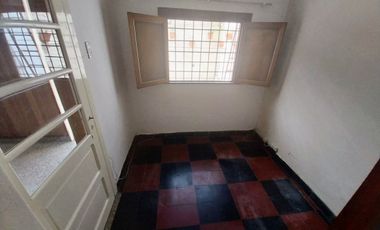 VENTA CASA 4 AMB CON PATIO Y COCHERA QUILMES