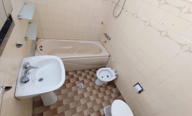 VENTA CASA 4 AMB CON PATIO Y COCHERA QUILMES