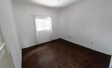 VENTA CASA 4 AMB CON PATIO Y COCHERA QUILMES