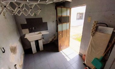 VENTA CASA 4 AMB CON PATIO Y COCHERA QUILMES