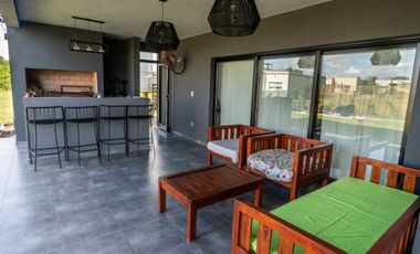VENTA CASA 5 AMBIENTES SAN RAMON - PILAR DEL ESTE