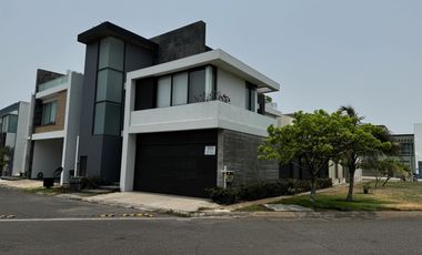 CASA CON ALBERCA Y PANELES VENTA/RENTA EN LOMAS DEL SOL