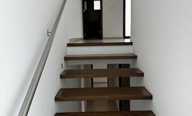 CASA CON ALBERCA Y PANELES VENTA/RENTA EN LOMAS DEL SOL