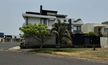 CASA CON ALBERCA Y PANELES VENTA/RENTA EN LOMAS DEL SOL