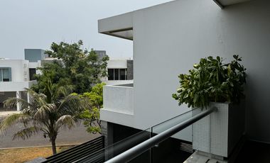 CASA CON ALBERCA Y PANELES VENTA/RENTA EN LOMAS DEL SOL