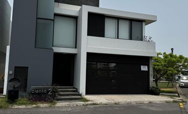 CASA CON ALBERCA Y PANELES VENTA/RENTA EN LOMAS DEL SOL