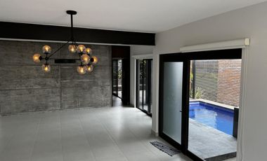 CASA CON ALBERCA Y PANELES VENTA/RENTA EN LOMAS DEL SOL