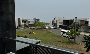 CASA CON ALBERCA Y PANELES VENTA/RENTA EN LOMAS DEL SOL