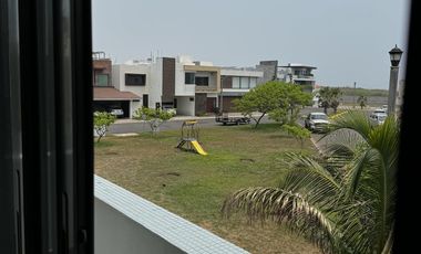 CASA CON ALBERCA Y PANELES VENTA/RENTA EN LOMAS DEL SOL