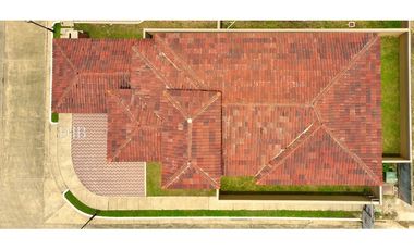 VENTA DE CASA DE ESQUINA NUEVA EN COSTA SUR