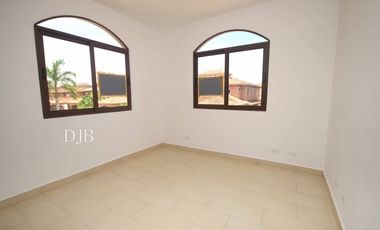 VENTA DE CASA DE ESQUINA NUEVA EN COSTA SUR