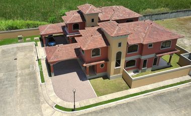 VENTA DE CASA DE ESQUINA NUEVA EN COSTA SUR