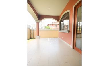 VENTA DE CASA DE ESQUINA NUEVA EN COSTA SUR