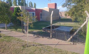 Casa con pileta. Amplios espacios verdes. Pocito