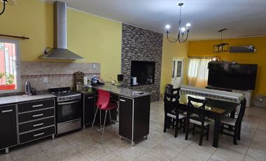 Casa con pileta. Amplios espacios verdes. Pocito