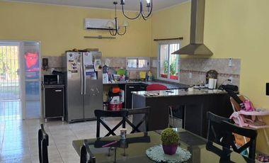 Casa con pileta. Amplios espacios verdes. Pocito