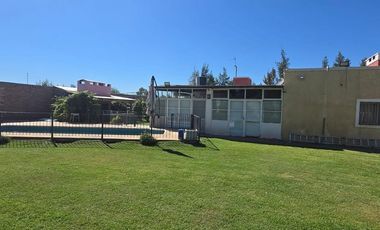 Casa con pileta. Amplios espacios verdes. Pocito