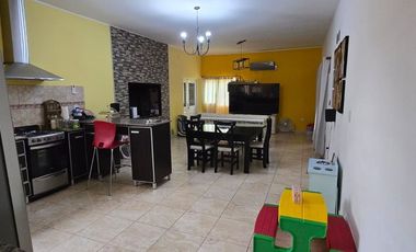 Casa con pileta. Amplios espacios verdes. Pocito
