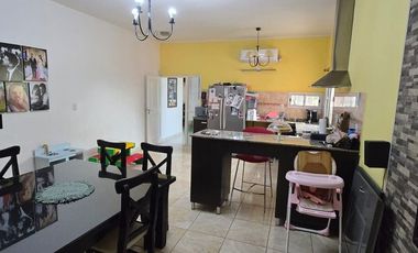 Casa con pileta. Amplios espacios verdes. Pocito