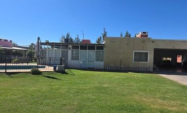 Casa con pileta. Amplios espacios verdes. Pocito