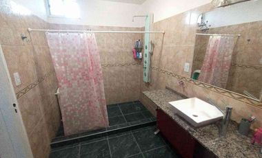 Casa con pileta. Amplios espacios verdes. Pocito