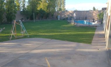 Casa con pileta. Amplios espacios verdes. Pocito