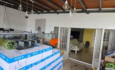 Casa con pileta. Amplios espacios verdes. Pocito