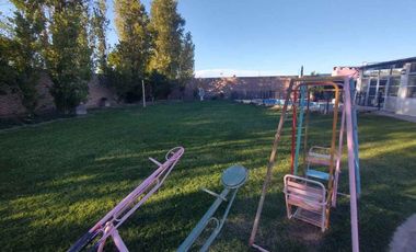 Casa con pileta. Amplios espacios verdes. Pocito