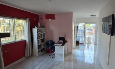 Casa con pileta. Amplios espacios verdes. Pocito