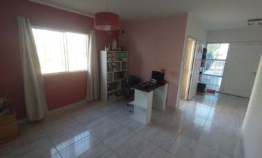 Casa con pileta. Amplios espacios verdes. Pocito