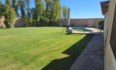 Casa con pileta. Amplios espacios verdes. Pocito