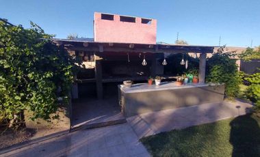 Casa con pileta. Amplios espacios verdes. Pocito
