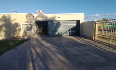 Casa con pileta. Amplios espacios verdes. Pocito