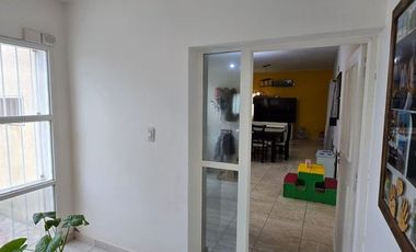 Casa con pileta. Amplios espacios verdes. Pocito