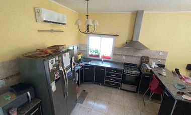 Casa con pileta. Amplios espacios verdes. Pocito