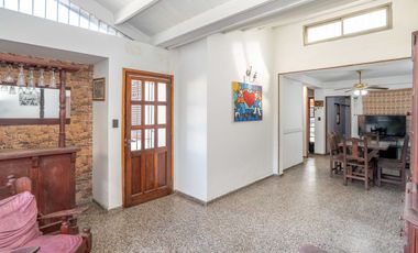 CASA EN VENTA 4 AMBIENTES CON JARDIN QUILMES OESTE