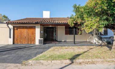 CASA EN VENTA 4 AMBIENTES CON JARDIN QUILMES OESTE