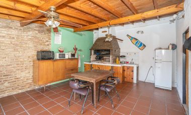 CASA EN VENTA 4 AMBIENTES CON JARDIN QUILMES OESTE