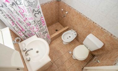 CASA EN VENTA 4 AMBIENTES CON JARDIN QUILMES OESTE