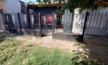 Venta casa 3 ambientes con cochera en Varela