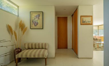 VENTA IMPONENTE CASA 7 AMB.  BARRIO SAN JOAQUIN