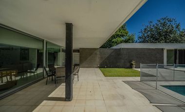 VENTA IMPONENTE CASA 7 AMB.  BARRIO SAN JOAQUIN
