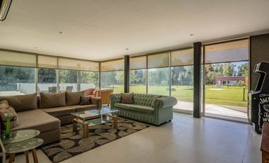 VENTA IMPONENTE CASA 7 AMB.  BARRIO SAN JOAQUIN