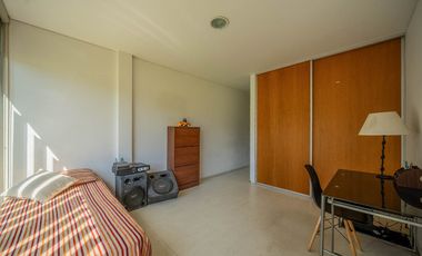 VENTA IMPONENTE CASA 7 AMB.  BARRIO SAN JOAQUIN