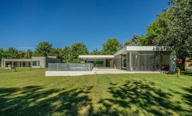 VENTA IMPONENTE CASA 7 AMB.  BARRIO SAN JOAQUIN